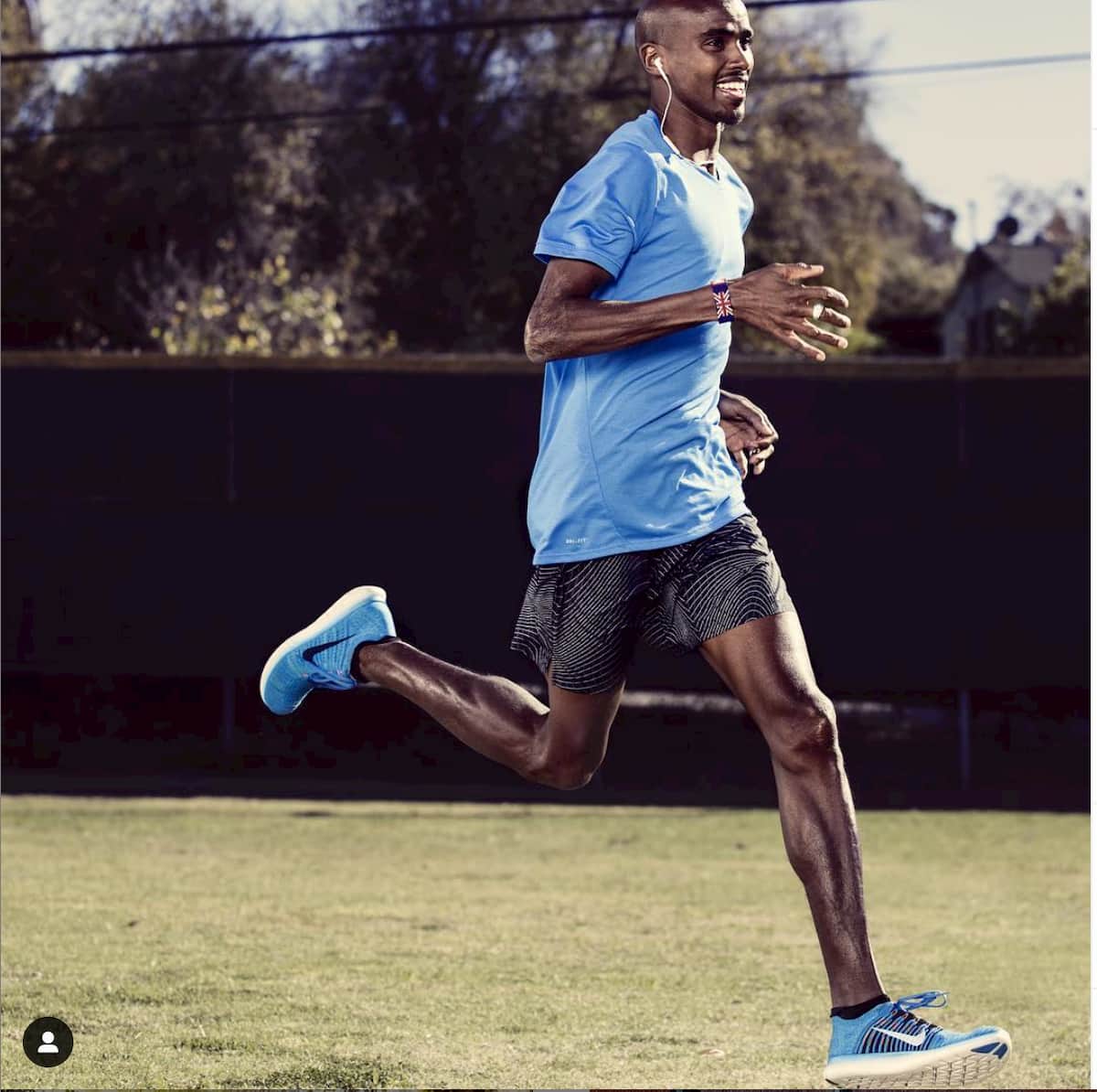 Homem correndo com tênis da nike